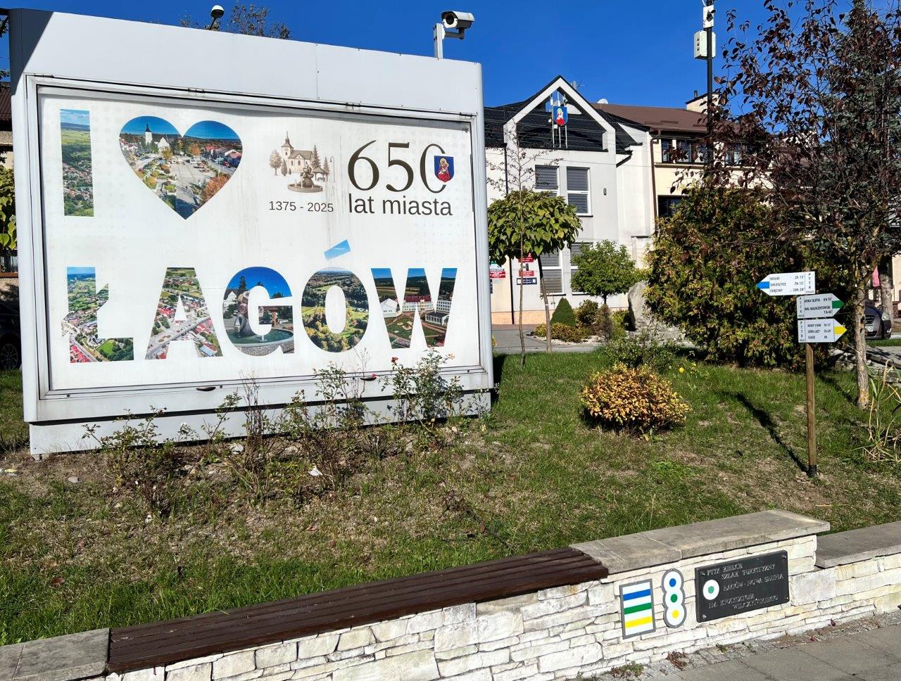 02. Węzeł szlaków na rynku w Łagowie. Fot. Andrzej Jóźwiak